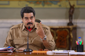 유가 하락으로 심각한 재정위기를 겪고 있는 베네수엘라의 니콜라스 마두로 대통령이 26일 수도 카라카스 대통령궁에서 회의를 주재하고 있다.  신화연합뉴스