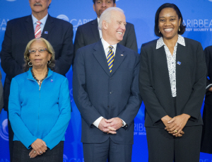 조 바이든(가운데) 미국 부통령이 26일 워싱턴DC 국무부 청사에서 열린 제1회 카리브해 에너지 안보 이니셔티브(CESI)에 참석해 기념촬영을 하던 중 활짝 웃고 있다.  AP연합뉴스