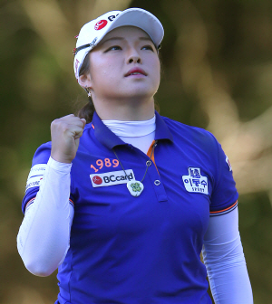 장하나가 30일(한국시간) 미국 플로리다에서 열린 코츠 골프 챔피언십 2라운드 1번 홀에서 퍼팅을 성공한 후 주먹을 불끈 쥐고 있다. AP 연합뉴스