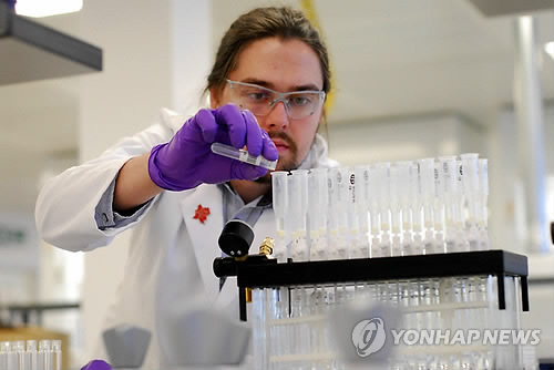 2012 런던올림픽 기간 중 도핑검사관이 올림픽에 출전한 선수들로부터 채취한 도핑시료를 분석하고 있다.  EPA 연합뉴스