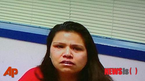 【올림피아=AP/뉴시스】지난 26일 미국 워싱턴주(州) 올림피아에 있는 서스턴 카운티 법원에 있는 비디오카메라 모니터에 포착된 크리스티나 부스의 모습. 미국 워싱턴주(州)에서 자녀 3명을 조용히 시키려고 자녀들의 목을 흉기로 그은 20대 엄마가 살인 미수 혐의로 기소됐다고 CNN이 28일(현지시간) 현지 검찰과 언론들을 인용, 보도했다.