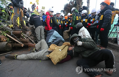 31일 오전 7시 30분께 제주해군기지 군 관사 공사장 출입구에 설치된 농성 천막 등을 강제철거하기 위한 국방붑의 행정대집행이 시작돼 해군 측 용역과 강정주민 등 반대단체들이 몸싸움을 벌이고 있다.