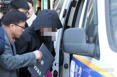(청주=연합뉴스) ‘크림빵 뺑소니’ 사건 피의자 허모(37)씨가 31일 영장실질심사를 받기 위해 청주흥덕경찰서를 나서고 있다. 허씨는 이날 취재진에 “유족에게 미안하다”고 말했다. 경찰은 허씨에 대해 특정범죄가중처벌법상 도주차량 혐의로 구속영장을 신청했다.