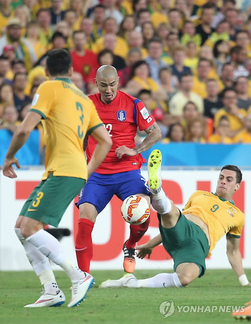 (시드니=연합뉴스) 31일 호주 시드니의 스타디움 오스트레일리아에서 열린 2015 AFC 아시안컵 결승전 대한민국 대 호주 경기. 차두리가 상대 수비를 앞에 두고 드리블 돌파를 시도하고 있다.