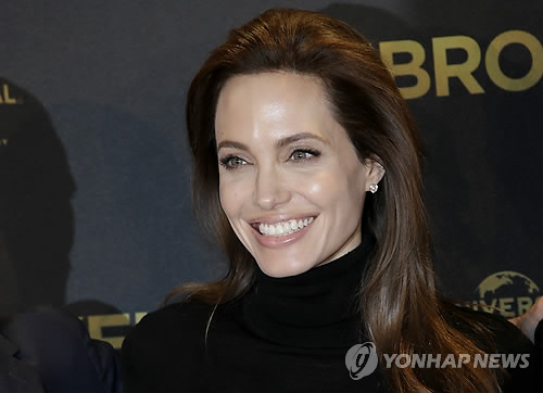 (AP=연합뉴스) 앤젤리나 졸리가 27일(현지시간) 독일 베를린에서 자신이 감독을 맡은 영화 ‘언브로큰’ 포토콜에 참석해 포즈를 취하고 있다.