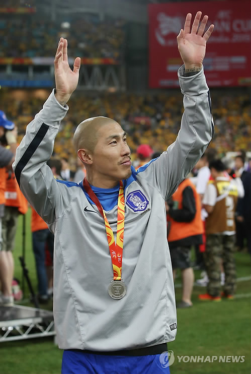 (시드니=연합뉴스) 31일 호주 시드니의 스타디움 오스트레일리아에서 열린 2015 AFC 아시안컵 결승전 대한민국 대 호주 경기. 개최국 호주에 1-2로 패해 준우승을 차지한 한국 축구 대표팀의 차두리가 시상식이 끝난 뒤 관중을 향해 손을 흔들고 있다.