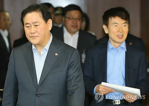 (서울=연합뉴스) 최경환 경제부총리 겸 기획재정부 장관과 현정택 청와대 정책조정 수석(오른쪽)이 1일 오전 서울 세종로 정부서울청사에서 열린 정책조정강화를 위한 정부-청와대 관련 회의에 입장하고 있다.