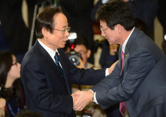 유승민(오른쪽) 새누리당 신임 원내대표가 2일 오전 원내대표선거가 끝난 뒤 경쟁자였던 이주영 의원으로부터 축하인사를 받고 있다.
