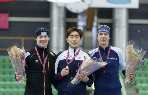 이승훈(가운데)이 2일(한국시간) 노르웨이 하마르에서 끝난 2014∼2015 시즌 국제빙상경기연맹 스피드스케이팅 월드컵 5차 대회 남자 매스 스타트에서 우승한 뒤 시상식에서 2위 독일의 마르코 베버(왼쪽), 3위 벨기에의 바르트 스윙스와 함께 기념촬영을 하고 있다. EPA 연합뉴스