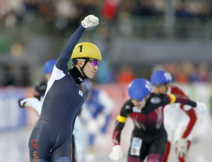 이승훈이 이날 결승선을 1위로 통과한 뒤 주먹을 불끈 쥐고 세리머니를 하는 모습. EPA 연합뉴스
