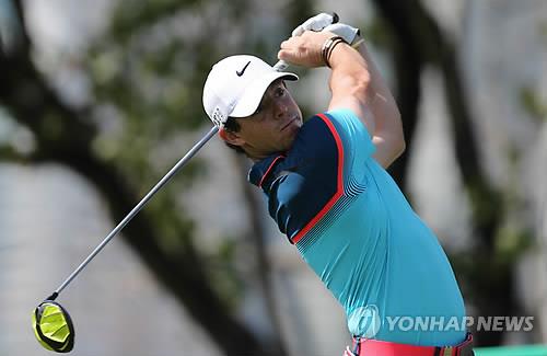 로리 매킬로이가 4라운드 2번홀에서 티샷을 하고 있다. (AP=연합뉴스)