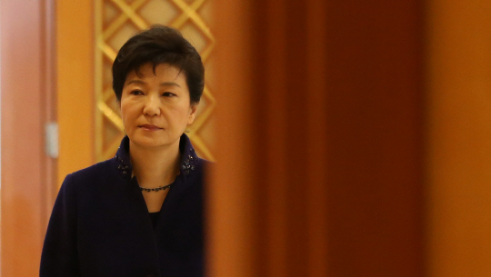 박근혜 대통령이 개각과 청와대 정무특보단 인선 등 후속 인적 쇄신 방안을 놓고 고민 중인 것으로 3일 전해졌다. 사진은 박 대통령이 지난 1월 23일 청와대에서 열린 주한대사 신임장 제정식에 들어서고 있는 모습.