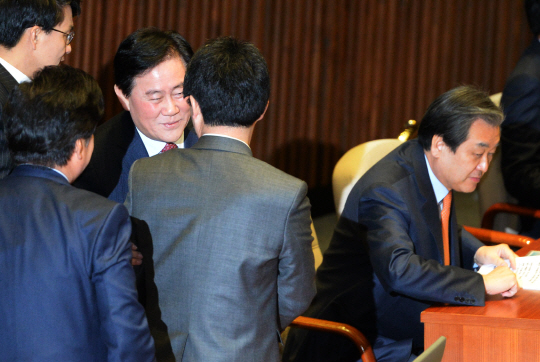 3일 오전 국회 본회의장에서 김무성(오른쪽) 새누리당 대표가 앉아 있는 가운데 최경환(뒷줄 왼쪽 두 번째) 부총리 겸 기획재정부 장관이 유승민(앞줄 왼쪽 두 번째·뒷모습) 원내대표를 찾아와 인사를 나누고 있다.