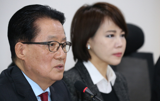 새정치민주연합 당 대표 선거에 출마한 박지원(왼쪽) 후보가 2일 국회 의원회관에서 국민·일반당원 여론조사 룰이 문재인 후보에게 유리하게 변경됐다고 비판하는 기자회견을 하고 있다.  연합뉴스