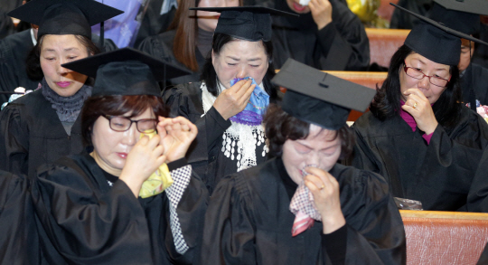 4일 오전 부산 사하구 장림동 은항교회에서 열린 부경보건고 졸업식에서 50∼60대의 여고 졸업생들이 눈물을 흘리고 있다. 연합뉴스