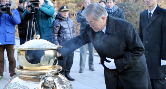 문재인 새정치민주연합 새 대표가 9일 오전 국립서울현충원 내 박정희 전 대통령 묘역을 찾아 분향하고 있다. 야당 지도부가 박 전 대통령 묘역을 공식 참배한 것은 이번이 처음이다. 문 대표는 방명록에 ‘모든 역사가 대한민국입니다. 진정한 화해와 통합을 꿈꿉니다’라고 적었다.
