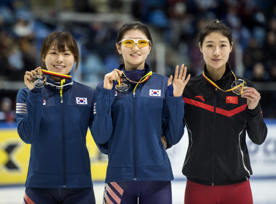 심석희(가운데)와 김아랑(왼쪽)이 9일(한국시간) 독일 드레스덴에서 열린 2014∼2015 ISU 쇼트트랙 월드컵 5차 대회 여자 1500ｍ 2차 레이스에서 나란히 금·은메달을 목에 건 뒤 시상대에 서 있다.  AP 연합뉴스