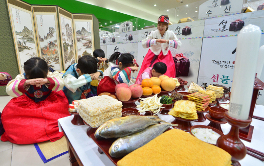기름진 음식이 많은 설 연휴 기간에는 과식 등을 주의해야 한다. 9일 서울 양재하나로클럽에서 한복을 차려입은 어린이들이 차례상 예절을 배우고 있다.