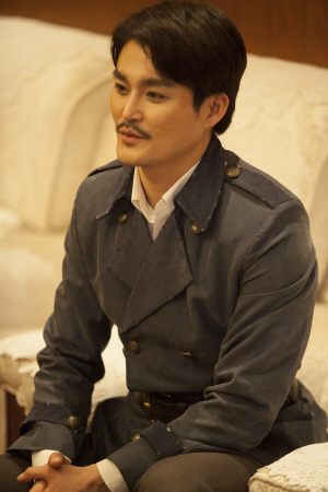 지난 7∼8일 중국 하얼빈시 환구극장에서 공연된 한국 뮤지컬 ‘영웅’에서 안중근 역으로 분한 강태을. 그는 “역사적인 공연이라 더 감격스럽다”고 말했다. 에이콤인터내셔날 제공