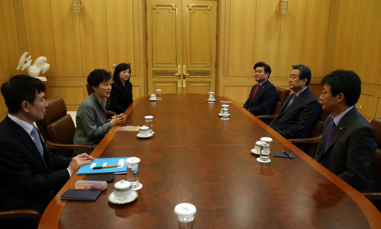박근혜 대통령이 10일 오전 청와대에서 긴급 당·청 회동을 갖고 경제활성화법 및 공무원연금개혁안 조속 처리를 당부하고 있다. 왼쪽부터 현정택 정책조정수석, 박 대통령, 조윤선 정무수석, 원유철 정책위의장, 김무성 대표, 유승민 원내대표. 연합뉴스