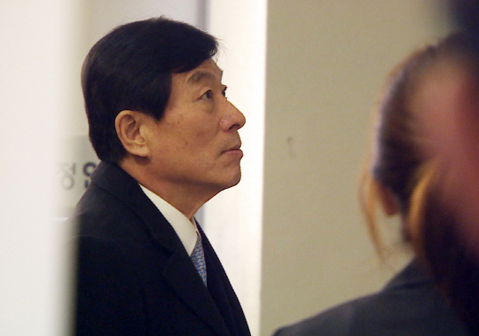 원세훈 전 국가정보원장이 9일 항소심 선고공판에 출석하기 위해 서울고등법원으로 들어서고 있다. 공직선거법과 국정원법 위반 혐의로 기소돼 1심에서 집행유예를 선고받았던 원 전 원장은 이날 징역 3년의 실형을 선고받고 법정 구속됐다. 연합뉴스