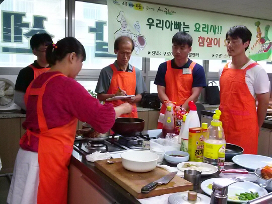 최근 구로구 주최로 열린 남성요리교실에서 참가자들이 강사(왼쪽)의 설명을 듣고 있다. 구로구 제공