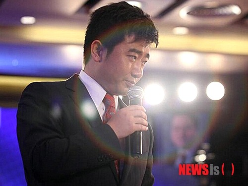 【서울=뉴시스】부패 혐의로 당국에 체포된 것으로 전해진 중국 CCTV 스타 뉴스진행자 루이청강(芮成鋼·38)이 최소 20명의 고위 간부 부인들과 부적절한 관계를 맺었다는 주장이 제기됐다. 8일 중화권 매체 둬웨이(多維) 등은 루이청강이 중국 고관 부인 ‘공공의 연인’으로 유명하다면서 이같이 전했다. 루이청강의 체포되기 전 모습. (사진출처: 둬웨이)
