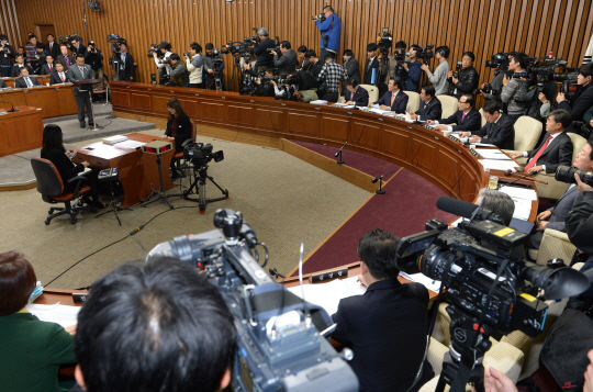 지난 10일 국회에서 열린 이완구(왼쪽 강연대에 서 있는 사람) 국무총리 후보자에 대한 인사청문회장 모습. 여야는 이 후보자에 대한 인준동의안을 다룰 국회 본회의를 오는 16일 열기로 했다.