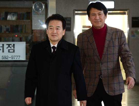 한·미 자유무역협정(FTA) 반대 집회에서 도로를 무단 점거한 혐의로 기소된 정동영(왼쪽) 전 의원이 13일 오전 열린 선고 공판에 출석하기 위해 변호를 맡은 임종인 전 의원과 함께 서울중앙지법에 들어서고 있다.