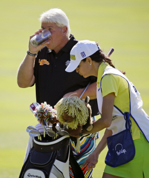 존 댈리(왼쪽)가 13일(한국시간) AT&T페블비치내셔널 프로암 1라운드 도중 캐디인 약혼녀 가 건네 준 음료수를 마시고 있다.