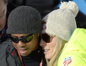 타이거 우즈(왼쪽)가 13일(한국시간) 미국 콜로라도주 비버 크리크에서 경기를 마친 린지 본을 격려하고 있다.