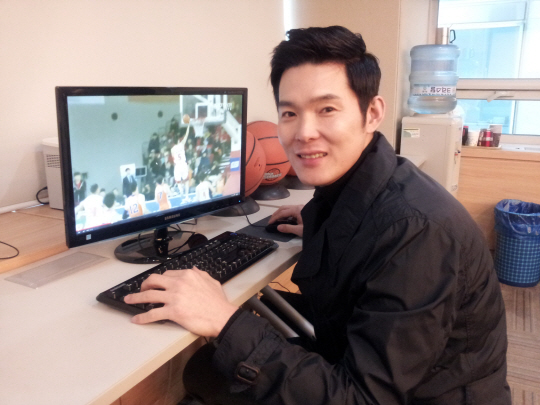 이현준이 12일 경기 용인시의 SK 숙소 전력분석실에서 비디오 편집을 하고 있다.