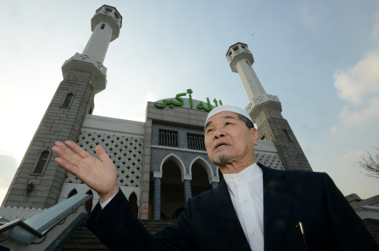 이행래 명예 이맘이 1969년 국내 최초로 건립된 모스크인 서울 이태원 이슬람 서울중앙성원의 사라센 건축양식에 대해 설명하고 있다. 김선규 기자 ufokim@