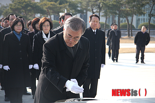 【광주=뉴시스】새정치민주연합 문재인 대표가 14일 오전 광주 북구 운정동 국립5·18민주묘지를 찾아 참배하고 있다. (사진=국립5·18민주묘지 제공)