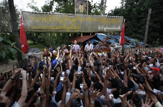 미얀마의 민주화 운동 지도자 아웅산 수지 여사가 7년 만의 가택연금에서 해제된 2010년 11월 13일 양곤에 위치한 자신의 자택 인근에 모인 지지자들 앞에서 소감을 이야기하고 있다.