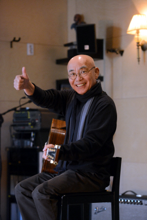 기타와 50년을 함께 지내 온 가수 이장희는 사진 촬영을 위해 포즈를 취해 달라는 요청에 어김없이 기타를 들고 엄지손가락을 치켜세웠다.