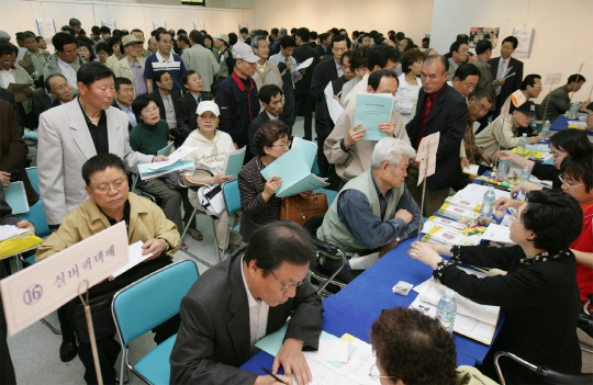 현재 5060세대 648만 가구 중 42% 가량이 노후를 대비한 자산관리가 제대로 되지 않는 것으로 알려진 가운데 은퇴자들을 위해 열린 한 자산관리 박람회에서 상담을 하려는 사람들이 몰려 있다.