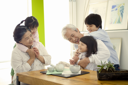 <저금리 시대 5060 자산관리>집 한채에 ‘몰빵’ 금물… 부동산은 60% 이하로