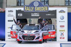 15일 스웨덴 칼스타드에서 열린 ‘2015 월드랠리챔피언십(WRC)’ 스웨덴 랠리에서 개인 부문 2위에 오른 현대자동차 월드랠리팀 소속 티에리 누빌(오른쪽)과 니콜라스 질술이 손을 흔들고 있다.