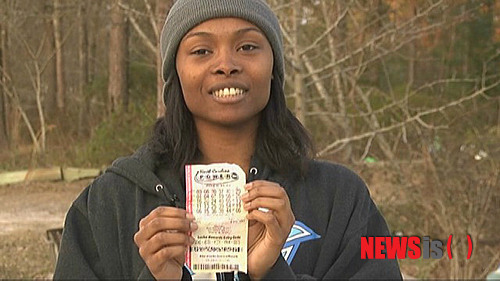 【서울=뉴시스】미국 노스캐롤라이나주 샬럿에 사는 마리 홈스(26)가 세전 당첨금 1억2700만 달러(약 1400억원)에 달하는 복권 1등에 당첨됐다고 폭스 뉴스 등이 최근 전했다. (사진출처: 폭스뉴스)