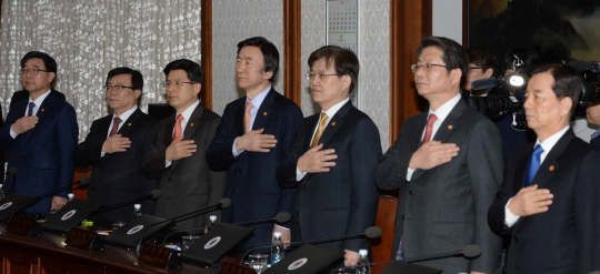한민구(오른쪽) 국방부 장관과 퇴임을 앞둔 류길재(오른쪽 두 번째) 통일부 장관 등 국무위원들이 24일 오전 정부서울청사에서 열린 국무회의에서 국민의례를 하고 있다. 오른쪽부터 한·류 장관, 최양희 미래창조과학부·윤병세 외교부·황교안 법무부·이동필 농림축산식품부·이기권 고용노동부 장관.