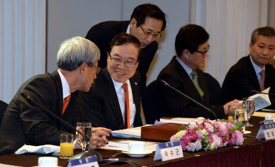 24일 오전 서울 서초구 반포동 팔래스호텔에서 열린 동반성장위원회 회의에서 안충영(왼쪽 두 번째) 동반성장위원장이 참석자들과 대화를 나누고 있다.