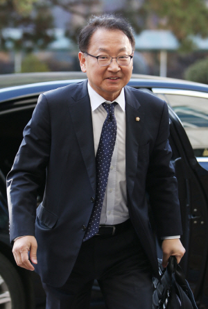 유일호 국토교통부 장관 후보자가 24일 오전 국회 인사청문회를 준비하기 위해 서울 정동의 국토부 용산공원조성추진기획단에 마련한 임시 사무실로 출근하고 있다.  연합뉴스