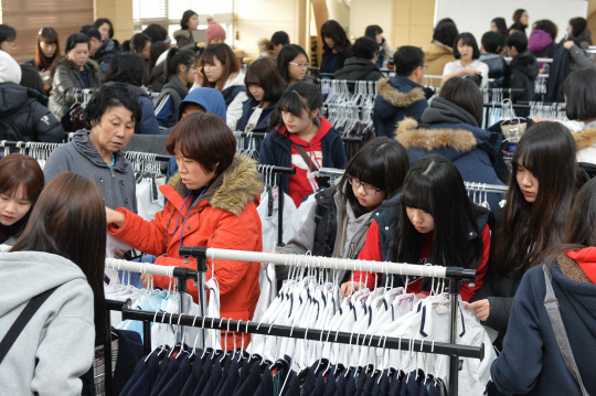 24일 오전 서울 구로동의 구로구청 강당에 마련된 ‘교복 물려주기 나눔장터’에서 학부모와 학생들이 지역 내 중·고교의 교복을 둘러보고 있다.