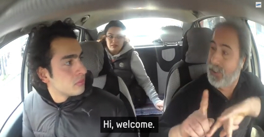 소셜네트워크서비스를 통해 화제가 되고 있는 ‘터키 청각장애 청년을 울린 몰래카메라’의 한 장면.