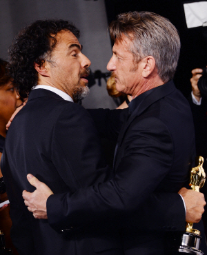 제87회 아카데미 시상식에서 영화 ‘버드맨’으로 작품상을 수상한 알레한드로 곤살레스 이냐리투 (왼쪽) 감독과 시상자로 나선 배우 숀 펜이 포옹을 하고 있다.  연합뉴스 UPI