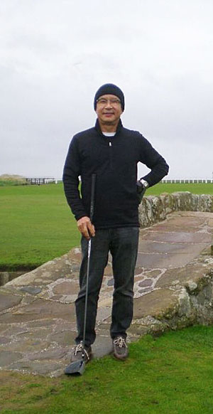 이제춘 대표가 지난 2012년 스코틀랜드 여행 때 세인트앤드루스 올드코스 라운드 도중 18번 홀 ‘스윌컨 다리’에서 기념촬영을 한 모습. 더 젤㈜ 제공