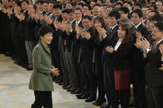 박근혜 대통령이 취임 2주년을 맞은 25일 청와대 영빈관에서 열린 직원조회에 참석해 발언을 마친 뒤 직원들의 박수에 웃음으로 화답하고 있다. 박 대통령이 취임 후 직원조회에 참석한 것은 이번이 처음이다.