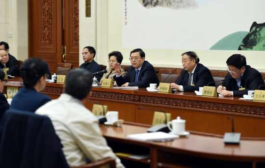 장더장(오른쪽 세 번째) 중국 전국인민대표대회 상무위원장이 오는 3월 5일로 예정된 전인대 개최에 앞서 26일 베이징에서 열린 13차 상무위원회의에 참석해 발언하고 있다. 신화통신 연합뉴스