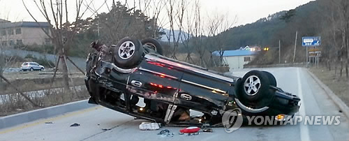 27일 오후 6시 15분께 전북 남원시 주천면 모 모텔 앞 도로에서 주천면에서 시내로 달리던 트라제XG 승합차가 화단형 중앙분리대를 들이받고 전복됐다. 이 사고로 탑승자 A(16·고교 2년)군이 바닥으로 튕겨져나가 숨졌다. 경찰은 운전자인 학원강사 고모(41)씨가 혈중알코올농도 0.112% 상태에서 학생들을 태우고 운전하다가 사고를 낸 것으로 보고 정확한 경위를 조사하고 있다.  (남원=연합뉴스)
